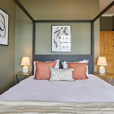 Host & - Raven House *