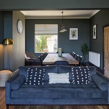 Host & - Raven House *