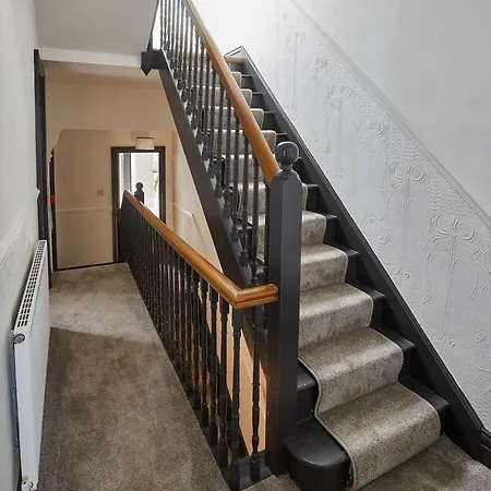 Host & - Raven House Nyaraló