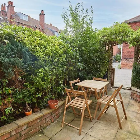 Host & - Raven House Robin Hood's Bay