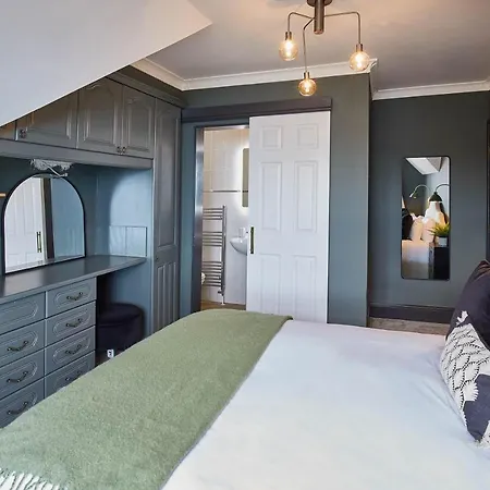 Host & - Raven House روبن هودز باي