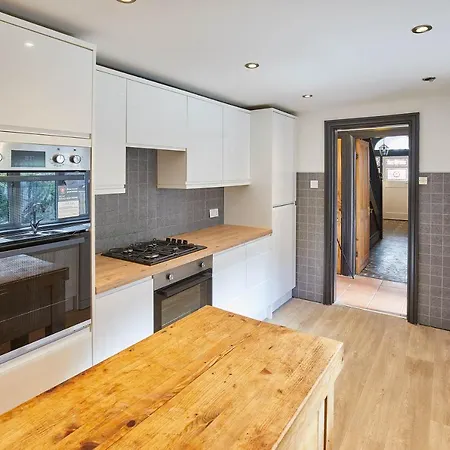 Host & - Raven House روبن هودز باي