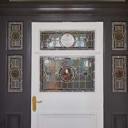 Host & - Raven House *