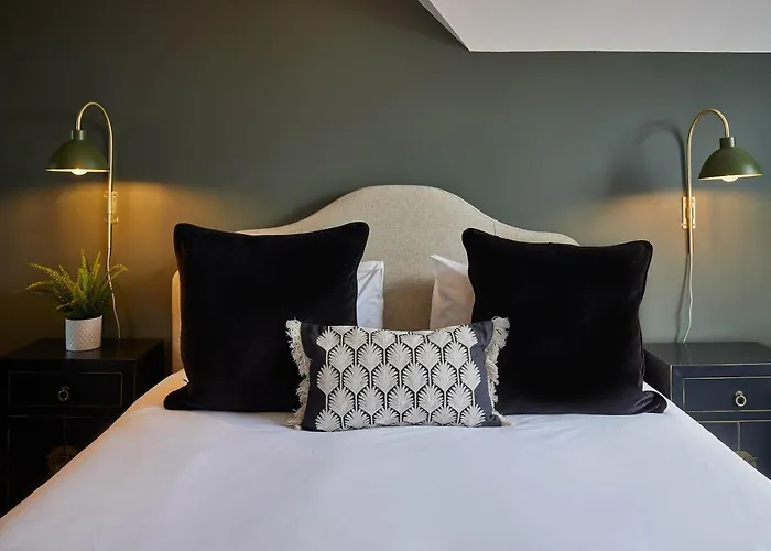 Host & - Raven House *