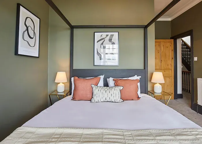 Host & - Raven House *