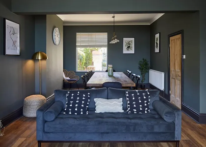 Host & - Raven House *