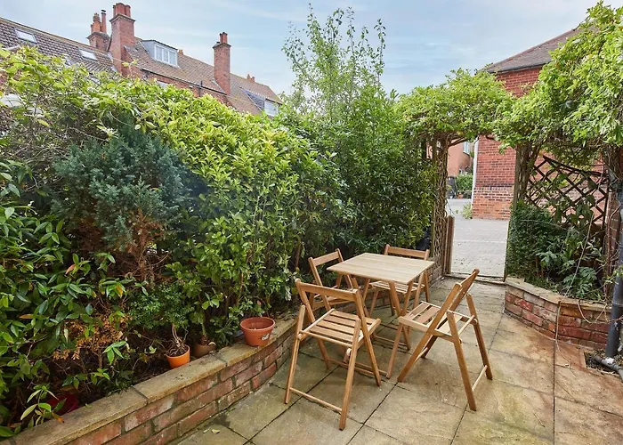 Host & - Raven House Robin Hood's Bay