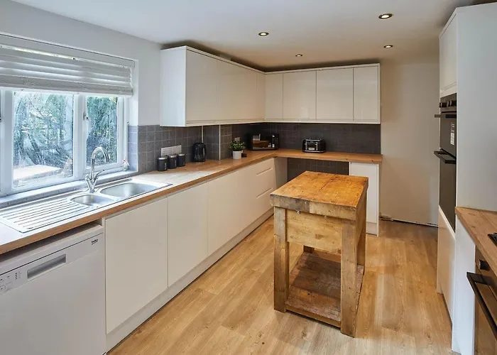 Host & - Raven House Robin Hood's Bay