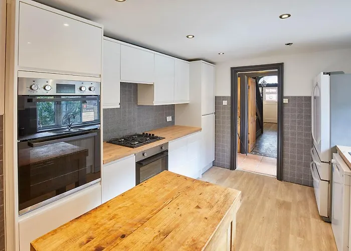 Host & - Raven House Robin Hood's Bay