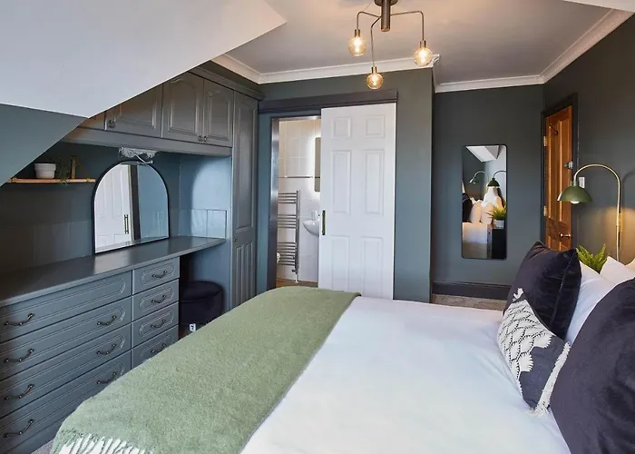 Host & - Raven House Robin Hood's Bay